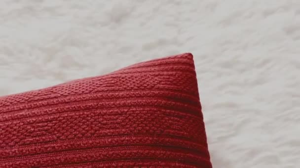 Almohada Roja Del Tiro Cubierta Mullida Blanca Colcha Decoración Casera — Vídeo de stock