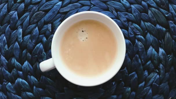 早餐时把牛奶倒入咖啡杯 俯瞰全景 — 图库视频影像