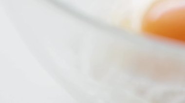 Çiğ yumurta ve un, hamuru pişirme işlemi için hazırlıyorum.