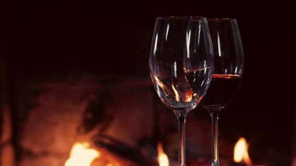 Şöminenin Yanında Kırmızı Şarap Kır Evinde Rahat Rahatlatıcı Bir Atmosfer — Stok video
