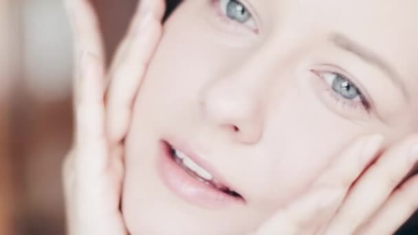Ung Kvinna Njuter Huden Närande Behandling Och Massage Applicera Ansiktskräm — Stockvideo