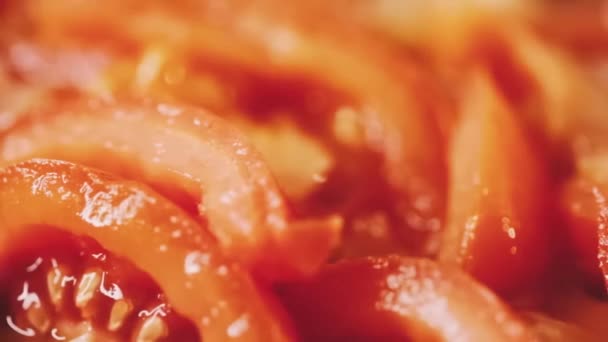 Smażenie Pokrojonych Plasterki Posiekanych Pomidorów Olejem Organicznym Cebulą Żeliwnej Patelni — Wideo stockowe