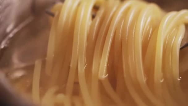 Cozinhar Massas Água Fervente Panela Prata Casa Espaguete Italiano Trigo — Vídeo de Stock