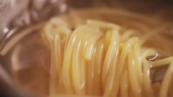 Cucinare Pasta Acqua Bollente Pentola Argento Casa Spaghetti Italiani Integrali — Video Stock