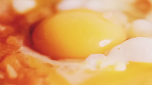 Cozinhar Ovos Fritos Com Tomate Para Café Manhã Uma Frigideira — Vídeo de Stock