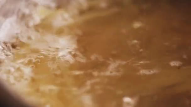 Matlagning Pasta Kokande Vatten Silver Kruka Hemma Fullkornigt Italiensk Spaghetti — Stockvideo