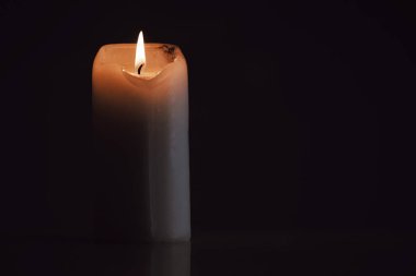 Tatilde, karanlıkta yanan mum, yakın çekim