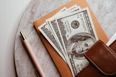 Para ofis masasında, Amerikan doları yakın planda.