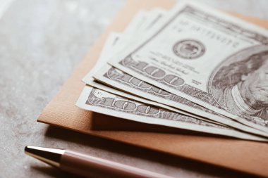 Para ofis masasında, Amerikan doları yakın planda.