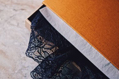 Zarif hediye kutusunun içindeki dantelli elbise lüks bir alışveriş olarak, yakın plan.