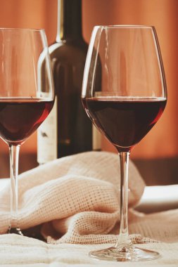 Geleneksel kırmızı ev şarabı. Kristal bardaklarda servis edilir. Yakın plan.