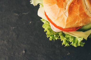 Jambonlu, peynirli, sebzeli ve marullu sandviç.