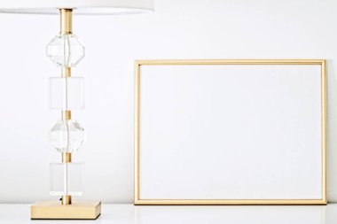 Sanat için altın çerçeve, beyaz iç mekan, ev dekorasyonu konsepti, poster veya fotoğraf