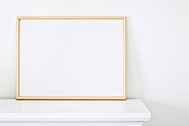 Sanat için altın çerçeve, beyaz iç mekan, ev dekorasyonu konsepti, poster veya fotoğraf