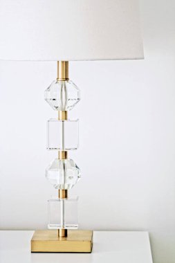 Beyaz iç dizaynı altın ve kristal olan lamba, lüks ev dekorasyonu konsepti.