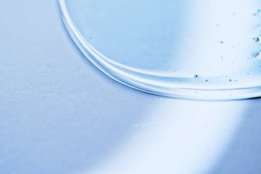 Kozmetik arka plan, hijyen ve bilim yaklaşımı olarak camdaki mavi jel dokusu