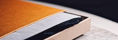 Zarif hediye kutusundaki dantelli kumaş. Lüks alışveriş olarak.