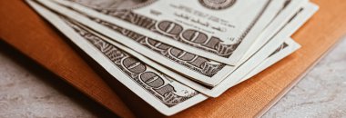 Para ofis masasında, Amerikan doları.