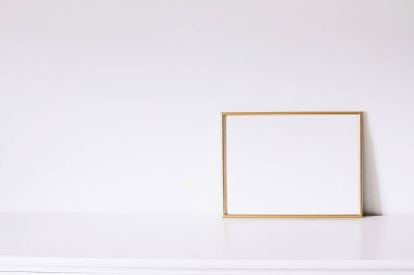 Beyaz mobilyalar üzerinde altın yatay çerçeve, lüks ev dekorasyonu ve model oluşturma için tasarım
