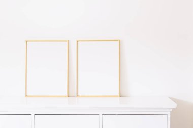 Beyaz mobilyalar, lüks ev dekorasyonu ve tasarım için iki altın dikey çerçeve