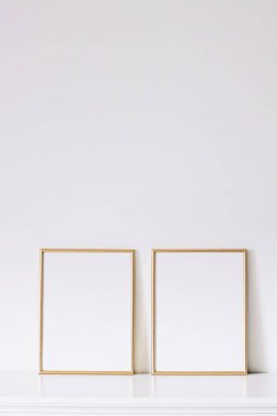 Beyaz mobilyalar, lüks ev dekorasyonu ve tasarım için iki altın dikey çerçeve