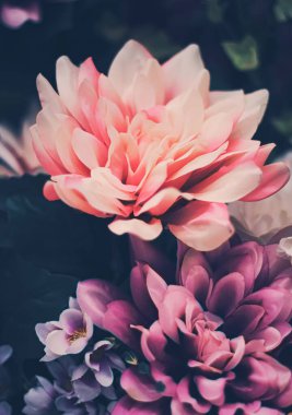 Çiçek aranjmanı düğün ve çiçekçi dekoru olarak kullanılıyor.