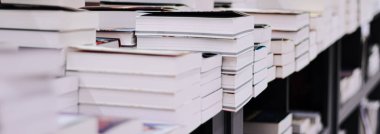 Kitapçıda birikmiş kitaplar, eğitim ve okuma