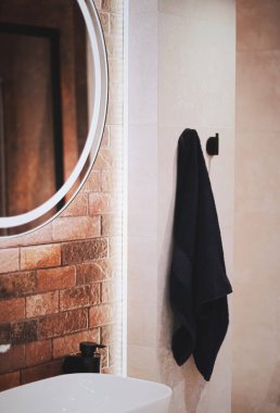 Organik ve sürdürülebilir malzemelerden yapılmış modern koyu banyo dekoru, ev dekorasyonu ve lüks iç tasarım.