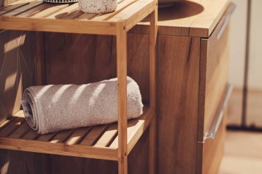 Organik ve sürdürülebilir malzemelerden yapılmış çevre dostu banyo dekoru, ev dekorasyonu ve lüks iç tasarım.