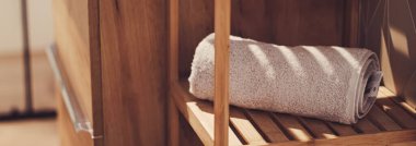 Organik ve sürdürülebilir malzemelerden yapılmış çevre dostu banyo dekoru, ev dekorasyonu ve lüks iç tasarım.