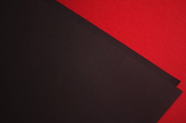 Kırmızı arkaplan üzerine siyah A4 kağıtları ofis kırtasiyesi düz döşeme, lüks markalaşma yatağı ve model kimlik tasarımı