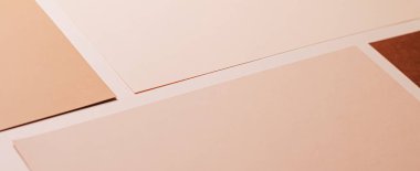 Ofis kırtasiyesi olarak bej ve kahverengi A4 kağıtları, lüks marka daire yatağı ve model kimlik tasarımı