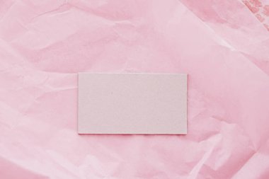 Pembe mendil kağıdında düz kart, lüks markalaştırma dairesi ve model kimlik tasarımı