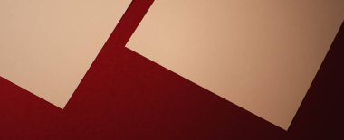 Ofis kırtasiyesi olarak koyu kırmızı arkaplan üzerine bej A4 kağıtları, lüks markalaşma dairesi yatağı ve model için marka kimlik tasarımı