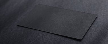 Koyu renk düz arka plan ve güneş ışığı gölgeleri üzerine siyah kartvizit, lüks markalaştırma yatağı ve model kimlik tasarımı