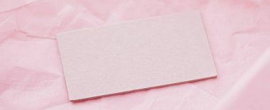 Pembe mendil kağıdında düz kart, lüks markalaştırma dairesi ve model kimlik tasarımı