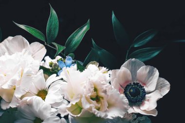 Siyah arka planda çiçek buketi, güzel çiçek aranjmanı, yaratıcı çiçekler ve çiçek tasarımı fikri.