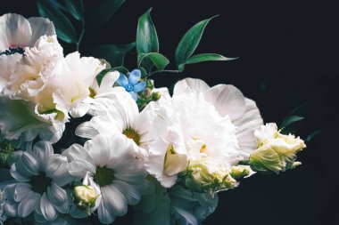 Siyah arka planda çiçek buketi, güzel çiçek aranjmanı, yaratıcı çiçekler ve çiçek tasarımı fikri.