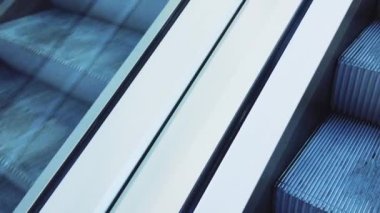 Alışveriş merkezinde yürüyen merdiven, şehir ayrıntıları.