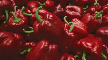 Çiftçi pazarında taze organik dolma biber, sebze ve yiyecek.