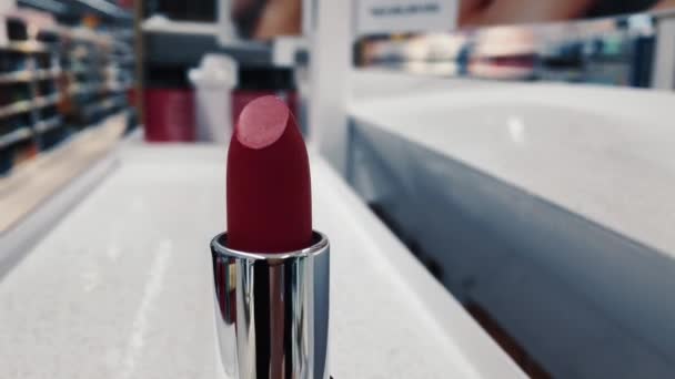 Rode lippenstift in schoonheidssalon, make-up en cosmetica — Stockvideo
