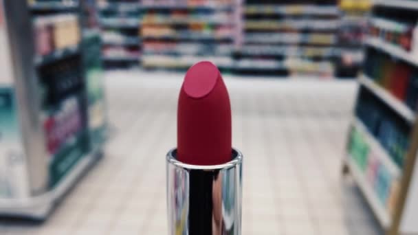 Batom vermelho no salão de beleza, maquiagem e cosméticos — Vídeo de Stock