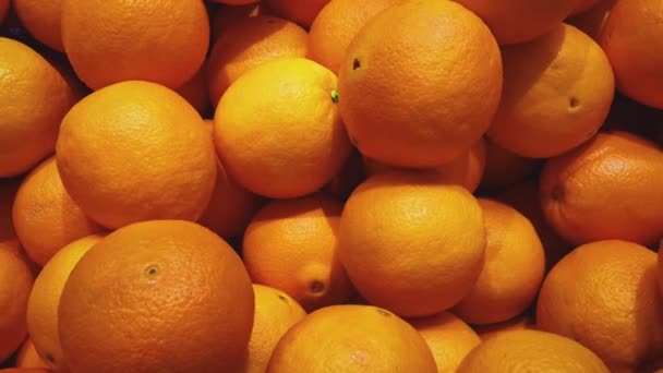 Friss ökológiai narancs a termelői piacon, gyümölcs és élelmiszer — Stock videók
