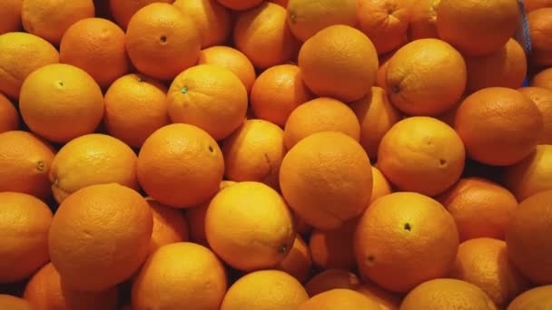Νωπά βιολογικά πορτοκάλια στην αγορά των γεωργών, φρούτα και τρόφιμα — Αρχείο Βίντεο