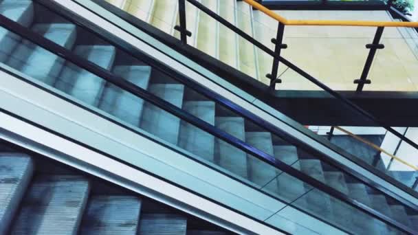 Escalator in a shopping mall, urban detail — Stock Video