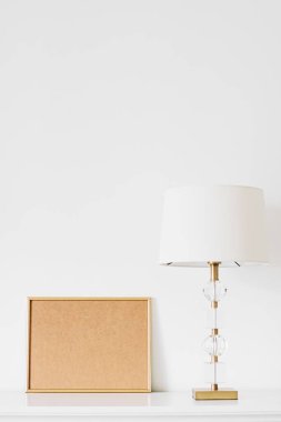 Sanat, poster veya fotoğraf için altın yatay çerçeve beyaz iç mekan, ev dekorasyonu