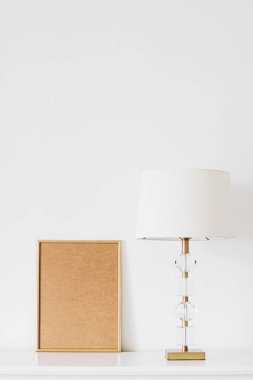 Sanat, poster veya fotoğraf için altın dikey çerçeve beyaz iç dekorasyon, ev dekorasyonu