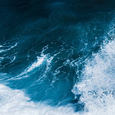 Okyanus dalgaları kıyı arkaplanı, plaj tatil beldesi ve lüks seyahat