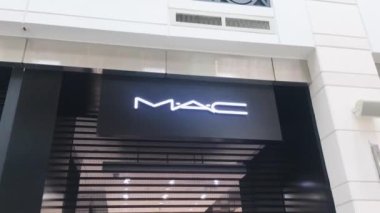 Coronavirus covid-19 pandemik tecrit, perakende satış kısıtlaması sırasında bir alışveriş merkezinde kapalı Mac marka mağazası.