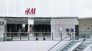 Coronavirus covid-19 pandemik tecrit, perakende satış kısıtlaması sırasında bir alışveriş merkezinde kapalı HM marka mağazası.